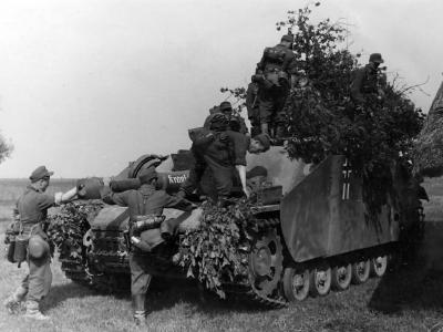 Camouflaged Sturmhaubitze StuH 42 II with zimmerit
