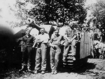 Sturmhaubitze 42 StuH 42 with schurzen crew