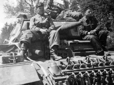 Tank crews atop Tauchpanzer III