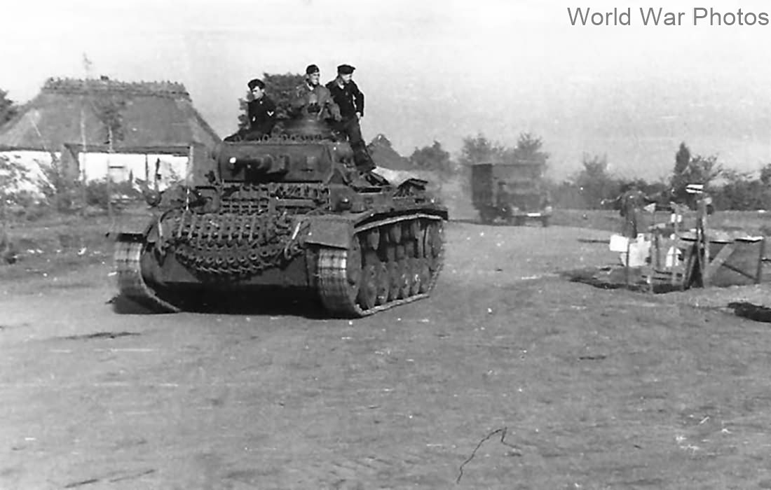 TauchPanzer III of the 11. Panzer-Division during Battle of Kiev