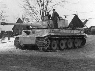 A snow-camouflaged Panzerkampfwagen VI Tiger 1944