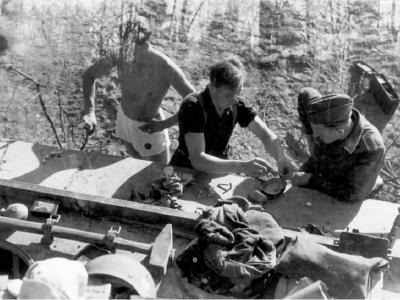 Panzersoldaten and Panzer VI Tiger I 314 of the schwere Panzer-Abteilung 503