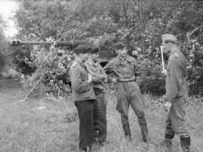 Panzersoldaten and Panzer VI Tiger 331 of the schwere Panzer Abteilung 503, Eastern Front