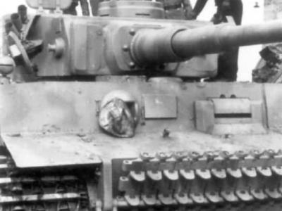 Tiger Offiziere bei Inspektion Panzer VI Tiger I