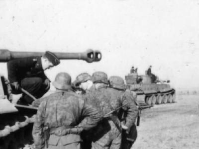 Tiger tank 311 from sPzAbt. 503 and grenadiers of III./SS-Panzer-Grenadier-Regiment Eicke of the SS-Division Totenkopf