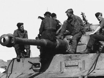 Crew atop PzKpfw VI Tiger tank of the 3/Schwere Panzer-Abteilung 503, tank number 332