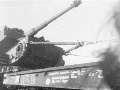 Damaged Tiger of the Schwere Panzer-Abteilung 502 and SSyms platform