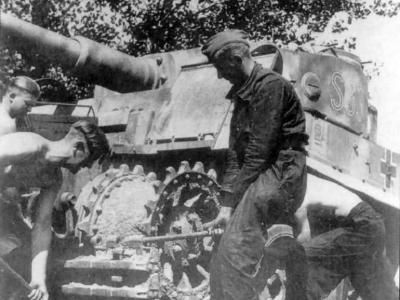 Repair of Panzer VI Tiger code S33 of Schwere Panzerkompanie SS-Panzer Regiment 2 Das Reich Eastern Front