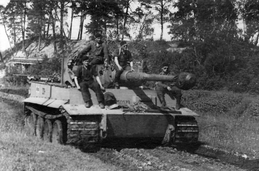 Tiger tank 334 of schwere panzer abteilung 502 | World War Photos