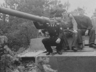Tiger I heavy tank and crew of the German schwere Panzer Abteilung 509