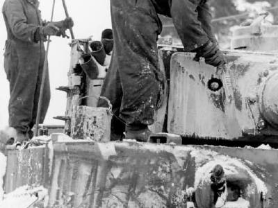 German Tiger I number 222 of Schwere Panzer Abteilung 502 – winter camouflage eastern front