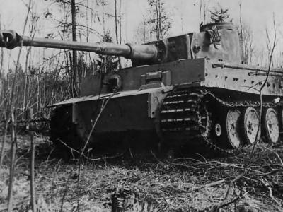 Tiger I number 3 of Schwere Panzer-Abteilung 502 near Leningrad 1943 left side