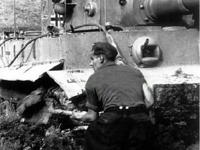 PzKpfw VI Tiger Ausf. E of Schwere Panzer-Abteilung 503, tank number 332 4