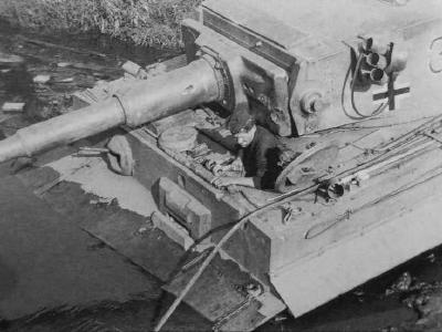 PzKpfw VI Tiger Ausf. E of Schwere Panzer-Abteilung 503, tank number 332 5