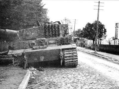 Late Tiger I ausf E, number 113, of the 1st Kompanie Schwere Panzer Abteilung 509, Eastern Front 1944