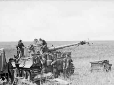 Crew loading ammo into „Tiger” of the Schwere Panzer Abteilung 503, tank number 123