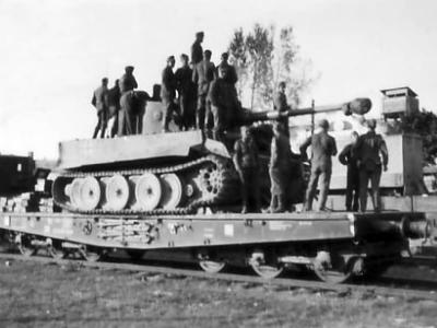 Tiger tank of schwere panzer abteilung 502 on Schwere Plattformwagen Type SSyms