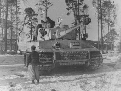 Early production heavy tank Tiger I of Schwere Panzer Abteilung 502, commander Lt. Meyer – front view winter camouflage eastern front