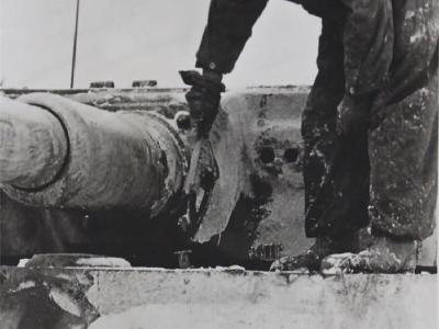 German Tiger I number 222 of Schwere Panzer Abteilung 502 – winter camouflage eastern front 1943