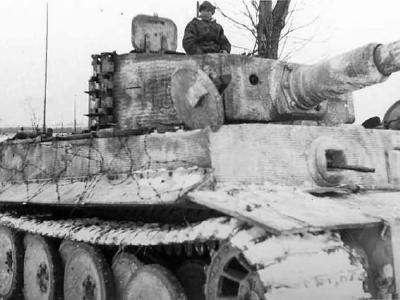 Tiger I number 132 of Schwere Panzer Abteilung 501 winter camo eastern front