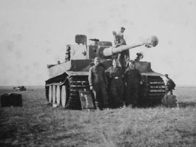 Crew and Tiger I number 321 of schwere Panzer Abteilung 505 – Eastern Front 1943