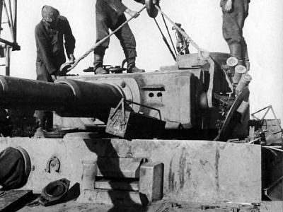 Crew of s.Pz.Abt. 503 removes the turret from Tiger tank „322” 2