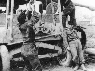 Crew of schwere Panzer-Abteilung 506 removes the turret from Tiger tank „3” 2