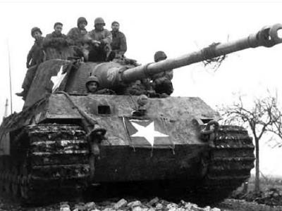 Konigstiger and american soldiers. Schwere Heeres Panzer Abteilung 506