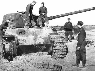 Captured King Tiger tank of the Schwere SS Panzer-Abteilung 502. 1945
