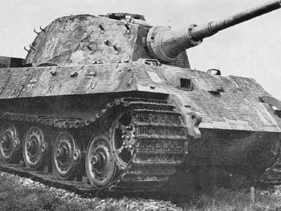 Tiger 2 tank of the Schwere SS Panzer-Abteilung 501. Tank number 121