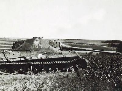 Tiger 2 of Schwere SS-Panzer-Abteilung 101. Tank number 104, France 1944