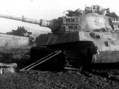 King Tiger tank of the Schwere Heeres Panzer Abteilung 505. Tank number 124.