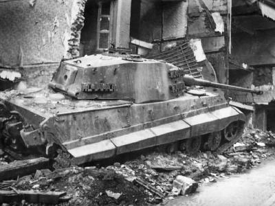 King Tiger tank of the Schwere SS Panzer-Abteilung 501. Tank number 105. Stavelot December 1944 3