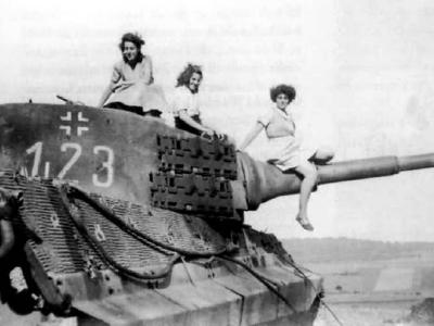 King Tiger with zimmerit of Schwere SS-Panzer-Abteilung 102. Tank number 123, France