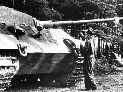 King Tiger tank with zimmerit of the schwere Panzer Abteilung 503. Tank number 301. France 1944 2