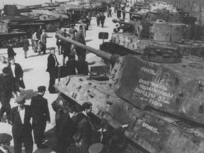 Captured Tiger 2 tank in Russia. King Tiger belonged to the Schwere Heeres Panzer Abteilung 505