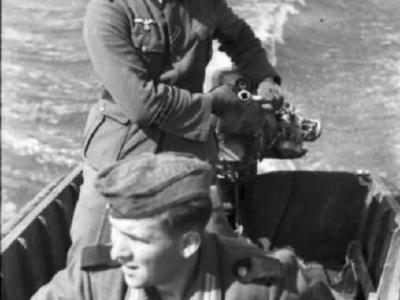 Grossdeutschland 0103 05 Russland Mitte Soldaten im Sturmboot