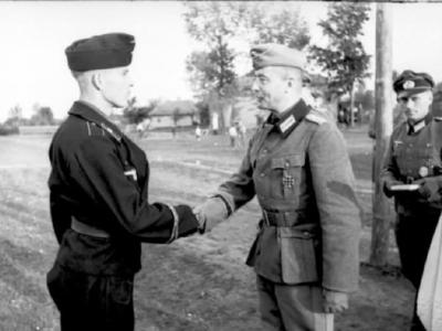 Grossdeutschland 0120 32 Russland Mitte Auszeichnung eines Panzersoldaten