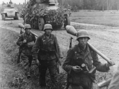 Grossdeutschland 1995 081 31A Bruckenkopf Memel Panzerfusiliere und Schutzenpanzer