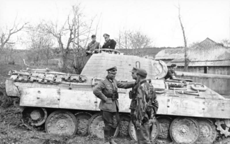 Grossdeutschland 711 0427 04 Oberst Karl Lorenz vor Panzer V Panther