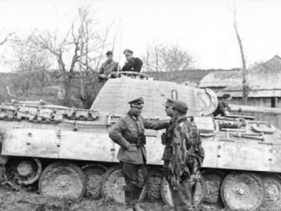 Grossdeutschland 711 0427 04 Oberst Karl Lorenz vor Panzer V Panther