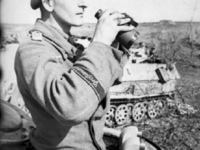 Grossdeutschland 711 0429 35A Russland Sud Panzersoldat mit Fernglas