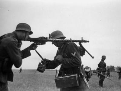 Grossdeutschland Russland stehend it MG 34