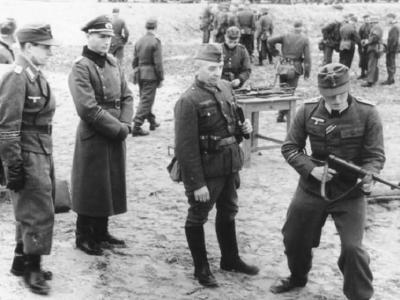 Grossdeutschland H27757 Volkssturm Ausbildung an Maschinenpistole MP