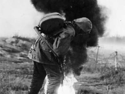 Grossdeutschland J08355 Ubung mit Flammenwerfer