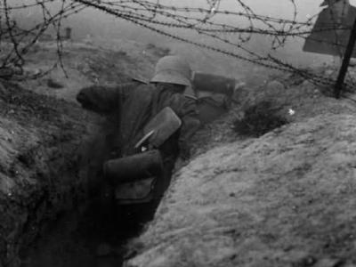 Grossdeutschland J08360 Ubung Infanteriestosstrupp im Schutzengraben