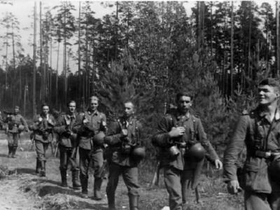 Grossdeutschland L28188 Russland Infanterie geht am Wald vor