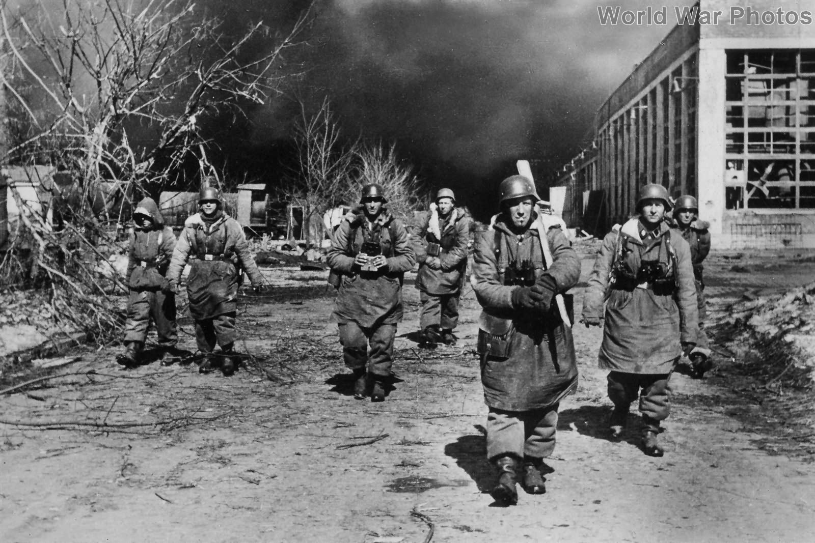 Panzergrenadier squad in Kharkov February 1943 | World War Photos