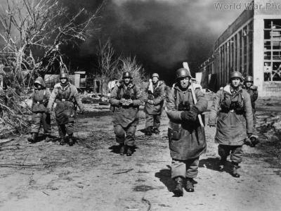 Panzergrenadier squad in Kharkov February 1943
