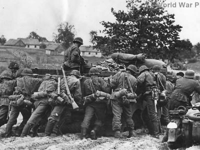 Waffen SS soldiers pushing truck out of hole ’41